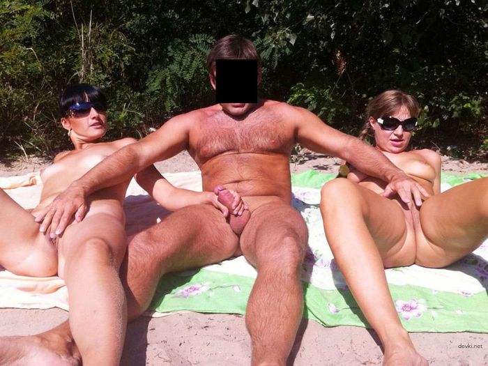 Семейное фото голых нудистов