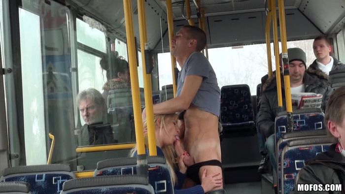 Мацает груди у русской девушки в автобусе