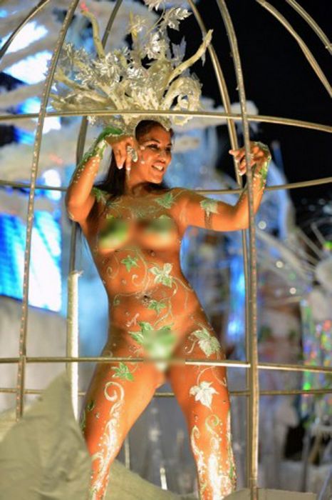 Ночной бразильский карнавал в Рио де Жанейро